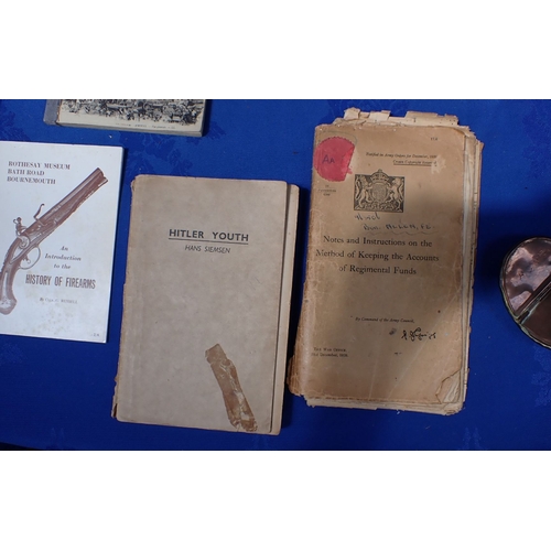 487 - A COLLECTION OF FIRST AND SECOND WORLD WAR MEMORABILILA including a Great War Medal , Hitler Youth b... 