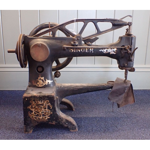 77 - A SINGER LEATHER/SHOEMAKER'S SEWING MACHINE probably model 29K, with Japanned decoration (worn, mach... 