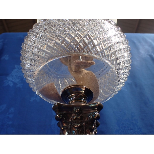 96 - AN EDWARDIAN SILVER-PLATED CORINTHIAN COLUMN OIL LAMP with cut-glass font and matching shade, 83 cm ... 