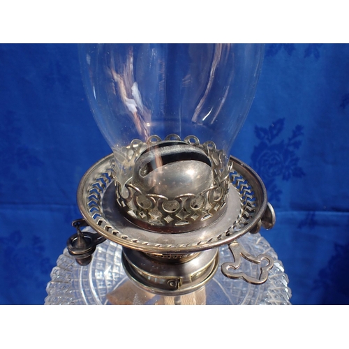 96 - AN EDWARDIAN SILVER-PLATED CORINTHIAN COLUMN OIL LAMP with cut-glass font and matching shade, 83 cm ... 