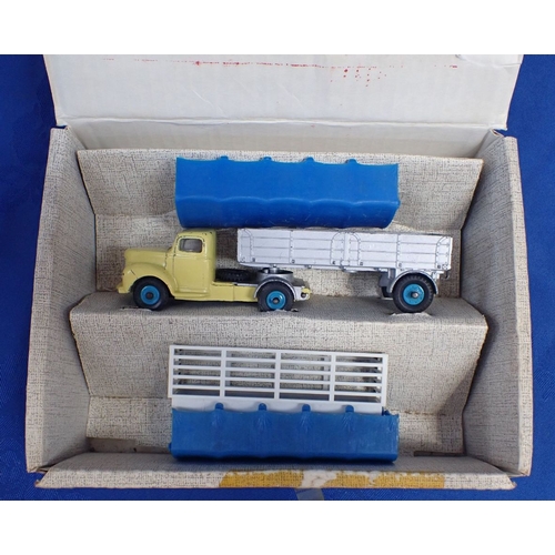 170 - A DINKY TOYS NO.424, COMMER CONVERTIBLE ARTICULATED TRUCK (some damage to the box)