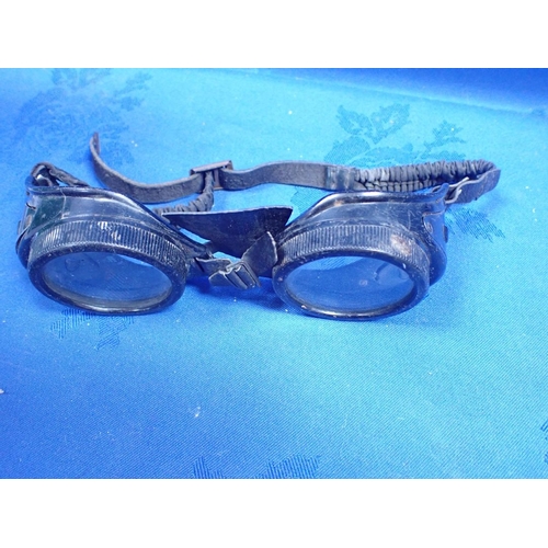 513 - A PAIR OF VINTAGE BLACK METAL GOGGLES