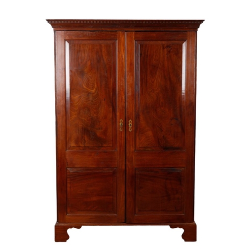 840 - A GEORGE III STYLE MAHOGANY LINEN PRESS 