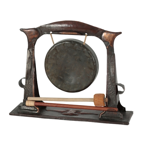 118 - AN ART NOUVEAU STYLE COPPER TABLE GONG the frame of shaped, stylised and open form, on a rectangular... 