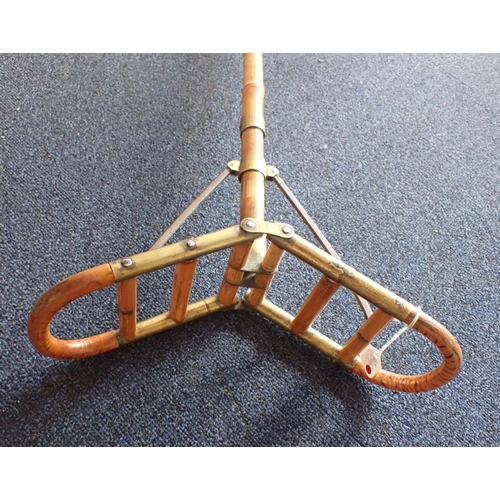 122 - A CANE AND BRASS FOLDING SHOOTING STICK