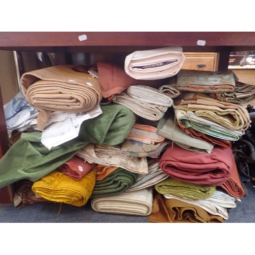 149 - A LARGE QUANTITY OF VINTAGE AND RETRO FABRICS Sanderson and others