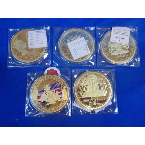 450 - FIVE GOLD PLATED QUEEEN ELIZEBETH II COMMEMORATIVE COINS The late Queen's 90th Birthday, and others,... 