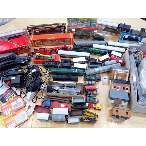 171 - A COLLECTION OF HORNBY 00 GAUGE MODEL RAILWAY LOCOMOTIVES, AND ACCESSORIES including a R.376 LMS cla... 