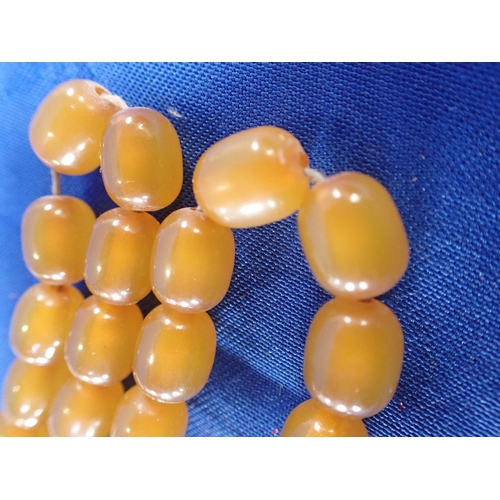 463 - A YELLOW AMBER NECKLACE