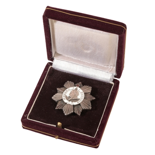 364 - ORDER OF KUTUZOV 2ND CLASS Solid Silver with the enamel free of any chips. 

The screw plate is pres... 