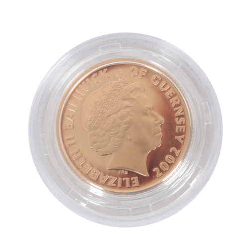 61 - A 2002 ROYAL MINT QUEEN ELIZABETH II GOLDEN JUBILEE GUERNSEY GOLD PROOF £25 COIN (c.7.98grams) with ... 