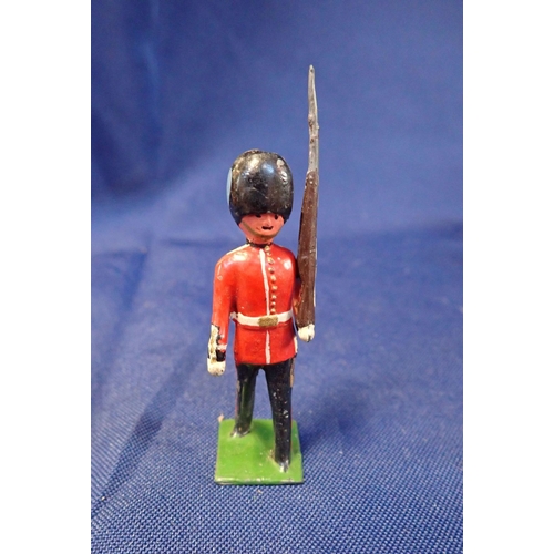 173 - A QUANTITY OF LEAD SOLDIERS playworn