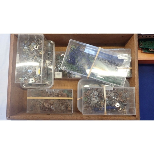 175 - AN EXTENSIVE COLLECTION OF MECCANO COMPONENTS