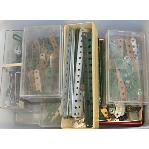 175 - AN EXTENSIVE COLLECTION OF MECCANO COMPONENTS