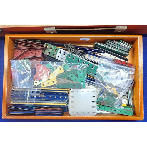 175 - AN EXTENSIVE COLLECTION OF MECCANO COMPONENTS