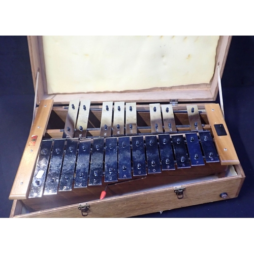 201 - A HOHNER GRANTON GLOCKENSPIEL in a plywood carrying box