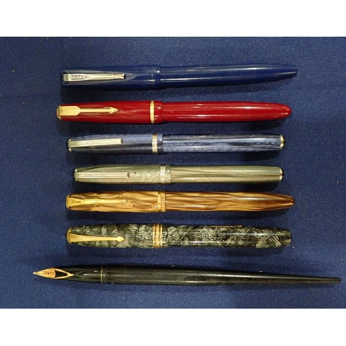 507 - A COLLECTION OF FOUNTAIN PENS including Conway Stewart, Parker, Platignum etc