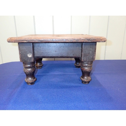 682 - A SMALL OAK FOOTSTOOL 19th century, 18 cms high