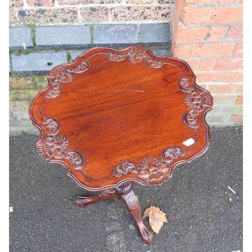 756 - A REPRODUCTION CHIPPENDALE TRIPOD 'BIRDCAGE' TABLE with carved piecrust top