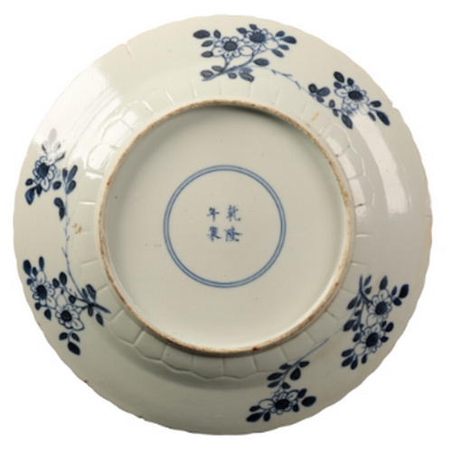 192a - A CHINESE BLUE AND WHITE PLATE 19th century, decorated with soldiers in horse back storming a fort, ... 