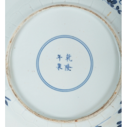 192a - A CHINESE BLUE AND WHITE PLATE 19th century, decorated with soldiers in horse back storming a fort, ... 