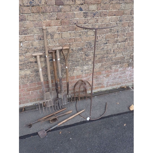 5 - A COLLECTION OF ANTIQUE GARDEN TOOLS including border forks, spades and an iron support for a net. P... 
