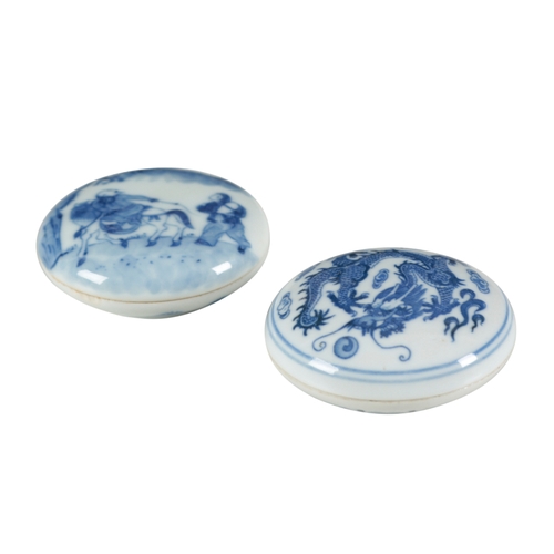 49 - A GROUP OF FIVE CHINESE BLUE AND WHITE PORCELAIN SEAL PASTE BOXES including an example decorated wit... 