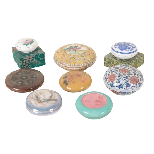 54 - A COLLECTION OF TWENTY CHINESE AND JAPANESE PORCELAIN BOXES the largest, a yellow ground famille ros... 