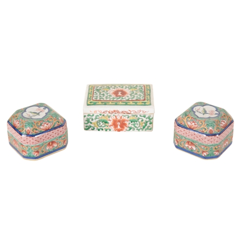 54 - A COLLECTION OF TWENTY CHINESE AND JAPANESE PORCELAIN BOXES the largest, a yellow ground famille ros... 