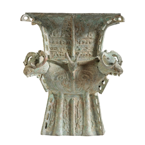 124 - A CHINESE 'ARCHAISTIC' BRONZE VESSEL with pierced flanges and four rams-head handles, 20cm high x 17... 