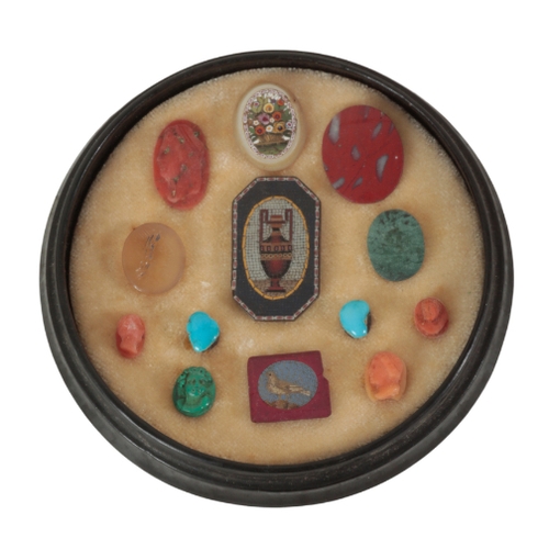 367 - AN EARLY 19TH CENTURY PAPIER MACHE BOX the lid painted with a portrait of Gutenberg, 9cm diameter x ... 