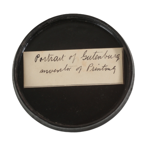 367 - AN EARLY 19TH CENTURY PAPIER MACHE BOX the lid painted with a portrait of Gutenberg, 9cm diameter x ... 