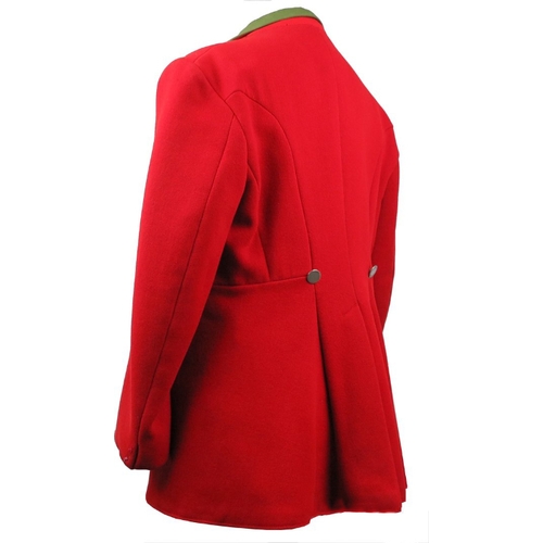 380 - A GENTLEMAN'S RED HUNTING COAT with a green collar, size 40