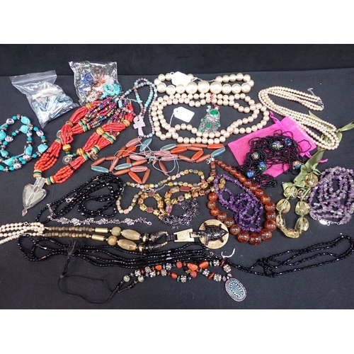 51 - A QUANTITY OF GLASSWARE AND COSTUME JEWELLERY