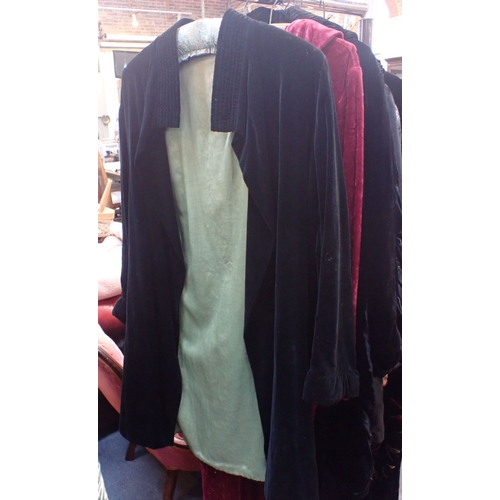 193 - A COLLECTION OF VELVET VINTAGE CLOTHING (7