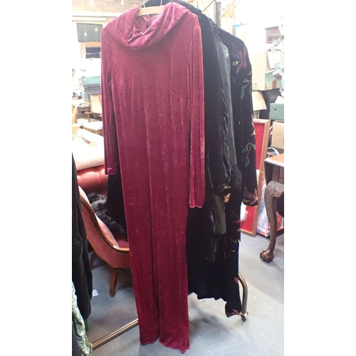 193 - A COLLECTION OF VELVET VINTAGE CLOTHING (7