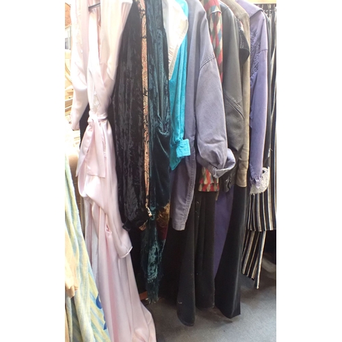 195 - A LARGE COLLECTION OF VINTAGE CLOTHING