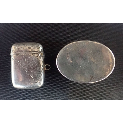 367 - A SILVER VESTA CASE and a silver and tortoise pill box