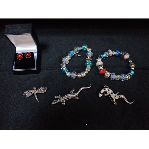 399 - A SILVER AND MARCASITE DRAGONFLY BROOCH two similar lizard brooches, two Pandora bead bracelets, and... 