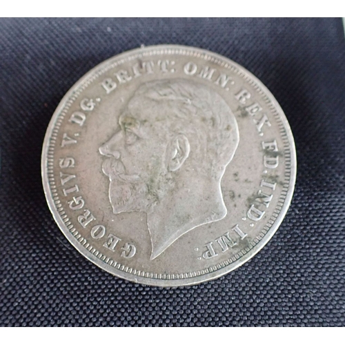 441 - A 1935 CROWN with other commemorative coins