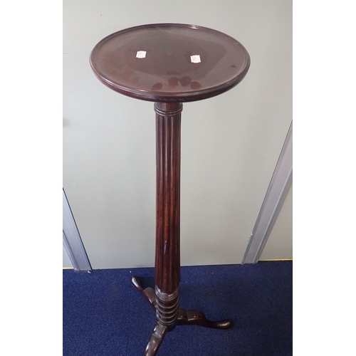 585 - AN EDWARDIAN MAHOGANY TORCHERE on tripod base 139cm high