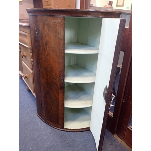 612 - A GEORGE III FIGURED MAHOGANY BOWFRONT CORNER CUPBOARD 102 cms high