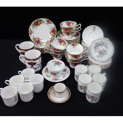 109 - A QUANTITY OF ROYAL ALBERT 'OLD COUNTRY ROSES' TEA WARE (some wear to gilt, second quality) with Ayn... 