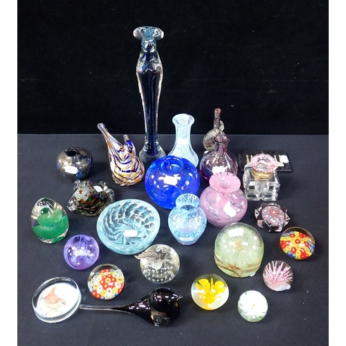 82 - A COLLECTION OF DECORATIVE AND ART GLASS WARES including bird models and paperweights