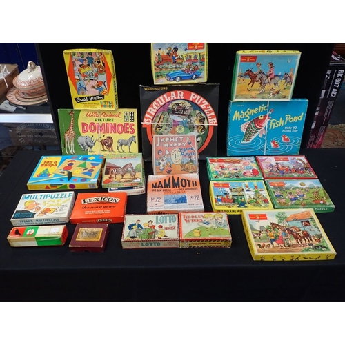 230 - A COLLECTION OF JIGSAW PUZZLES AND OTHER GAMES mostly 1930s to 1950s, including Noddy, mostly wooden... 