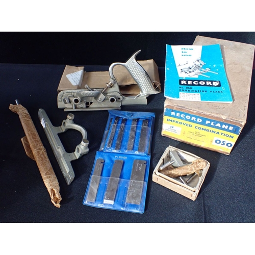 290 - A RECORD No. 050 COMBINATION PLANE plough plane, boxed with blades and instructions