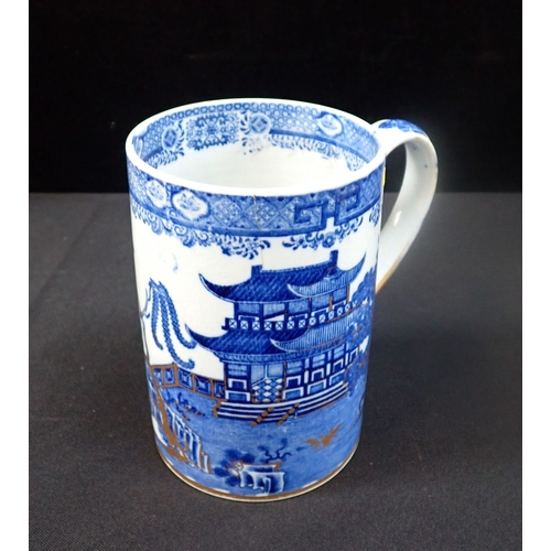 379 - AN EARLY 19TH CENTURY QUART MUG transfer printed in a Chinoiserie pattern, with gilded highlights 15... 