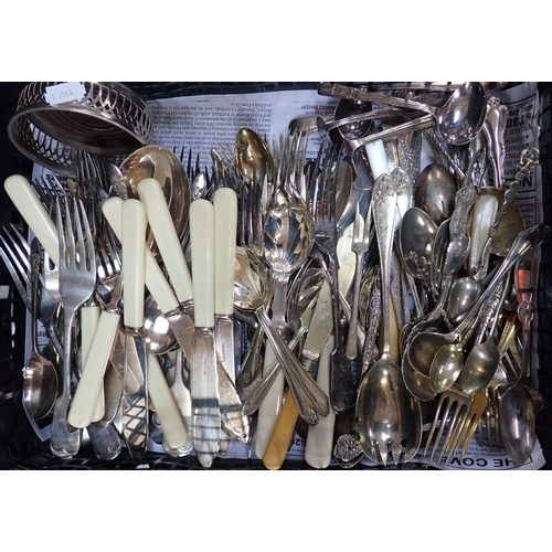 427 - A QUANTITY OF SILVER PLATED WARE