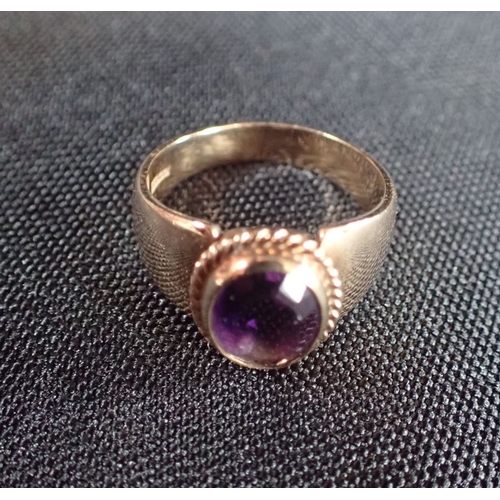 504 - A 9CT YELLOW GOLD AMETHYST RING Birmingham 1990, approx 6gms