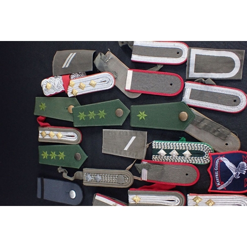 602 - A COLLECTION OF MILITARY BADGES metal and cloth badges